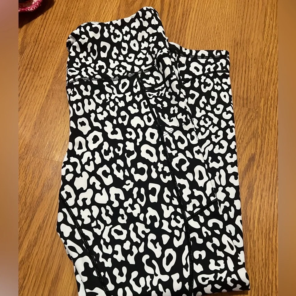 Zyia Active Light and Tight Leopard Print size 4 cropped - Picture 3 of 3